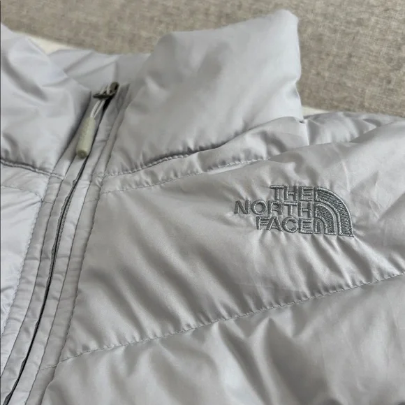 Size S Gray Women’s North Face Puffer Vest - Picture 7 of 7